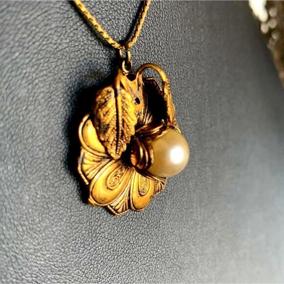 Gorgeous Scroll Pendant with Pearl, in Antique Gold, Unmarked - Picture 6 of 6
